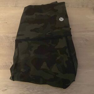 Lululemon Wunder under camo print size 4 28 in